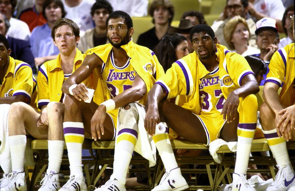 Kareem Abdul-Jabbar (33) y Magic Johnson (32) fueron piezas angulares de la dinastía de Los Angeles Lakers en la década de los 80. (Foto: Manny Millan /Sports Illustrated via Getty Images)