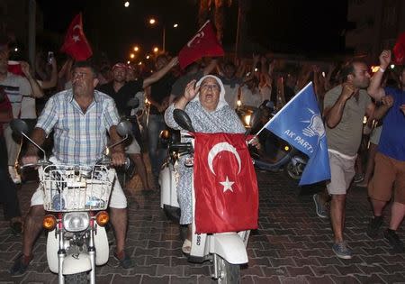 Supporters of Tukish President Tayyip Erdogan celebrate in the resort town of Marmaris, Turkey July 16, 2016. REUTERS/Kenan Gurbuz