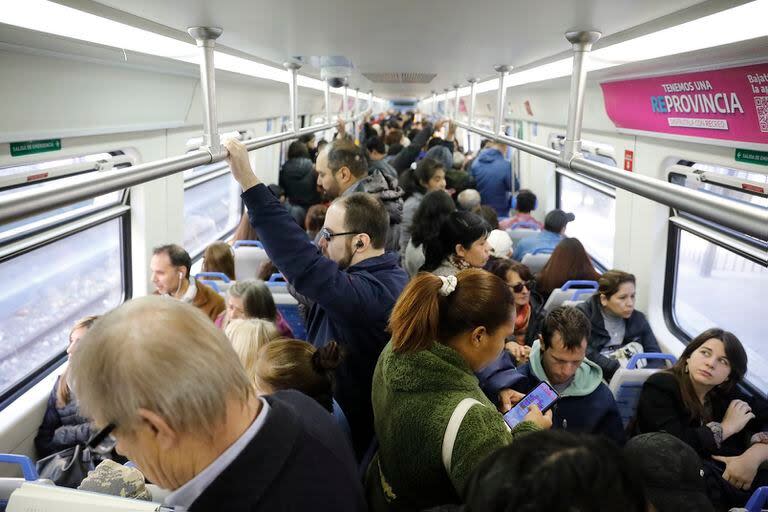 El drama que viven los pasajeros de tren por la reducción de servicios