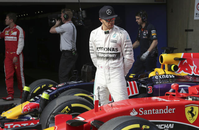 Mercedes go back to black for the new Formula One season - Yahoo Sports