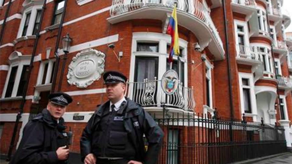 Police officers stand outside the Ecuadorian embassy in London August 13, 2015. REUTERS/Peter Nicholls