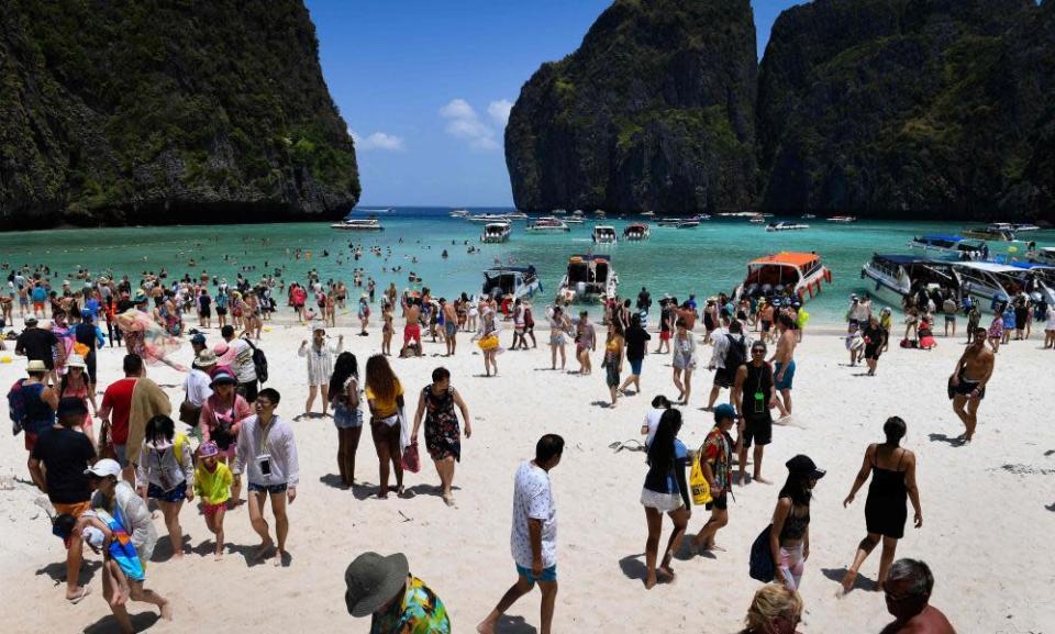 Una multitud de turistas en la playa de Maya Bay en la isla de Koh Phi Phi, en el sur de Tailandia, en 2018.