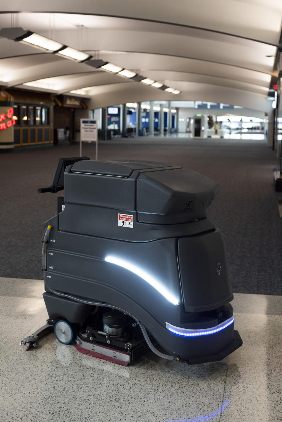 El robot cepillador de pisos Neo en el Aeropuerto Internacional de Cincinnati/Norte de Kentucky en Hebron, Kentucky, el 31 de julio de 2020. (Ty Wright/The New York Times)
