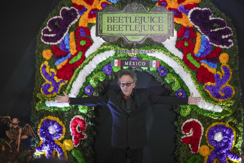 El director Tim Burton posa durante un evento promocional de su película Beetlejuice Beetlejuice en la Ciudad de México, el martes 13 de agosto de 2024. (Foto AP/Fernando Llano)