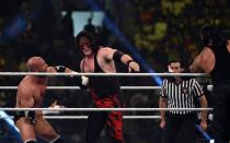 Gab es jemals einen anderen Wrestler, der auch nur annähernd so brutal und gruselig war wie der Undertaker? Ja: Kane wurde 1995 als Zwillings-Version des Undertakers in die WWE eingeführt, bildete zwischenzeitlich sogar ein Tag Team mit dem "Deadman" ("Brothers of Destruction"). Kane war aber mehr als nur ein bloßer Abklatsch des Totengräbers und etablierte sich bald als eigenständige Wrestling-Größe. (Bild: Fayez Nureldine/AFP/Getty Images)