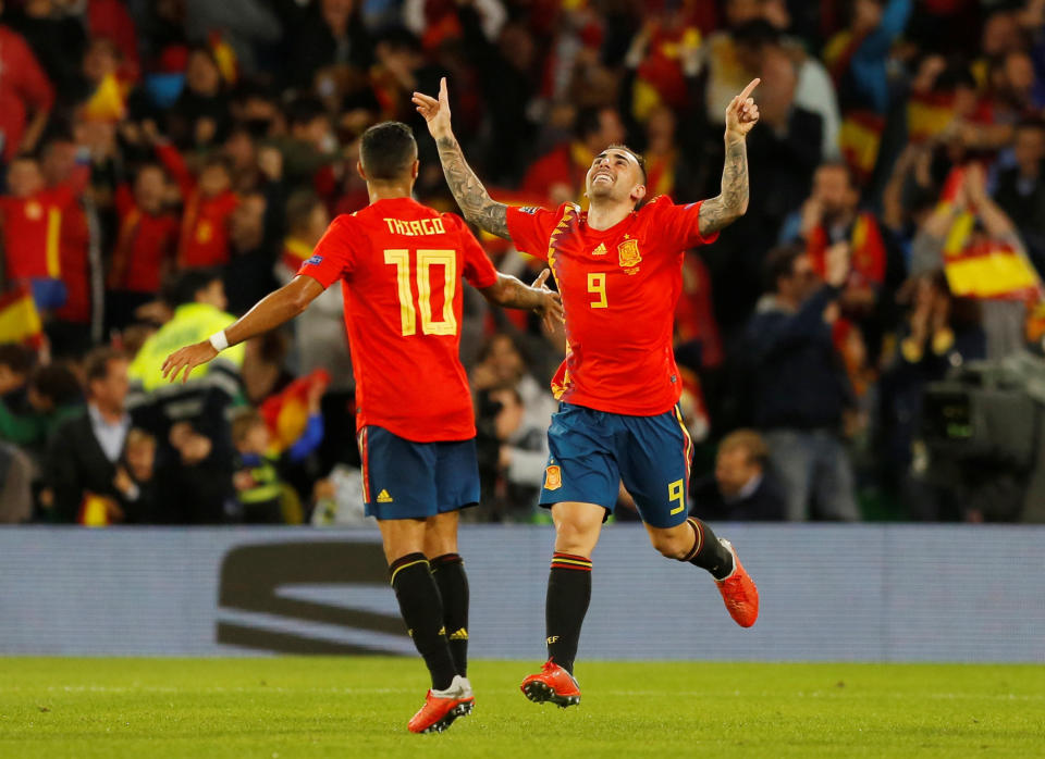 PAco Alcácer celebrando el gol que metía a España en el partido ante Inglaterra, el 1-3, en el Benito Villamarín (Sevilla). Foto: REUTERS/Marcelo Del Pozo.