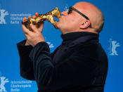 <p>… brachte Gianfranco Rosi mit seiner Flüchtlingsdoku „Fuocoammare“ auf die Berlinale-Leinwände. In seinem Film erzählt der italienische Regisseur vom Alltag und Flüchtlingsdrama auf der Insel Lampedusa und wurde dafür mit einem Goldenen Bären geehrt. Seit 60 Jahren konnte kein Dokumentarfilm mehr den wichtigsten Berlinale-Preis ergattern. (Bild: dpa)<br></p>