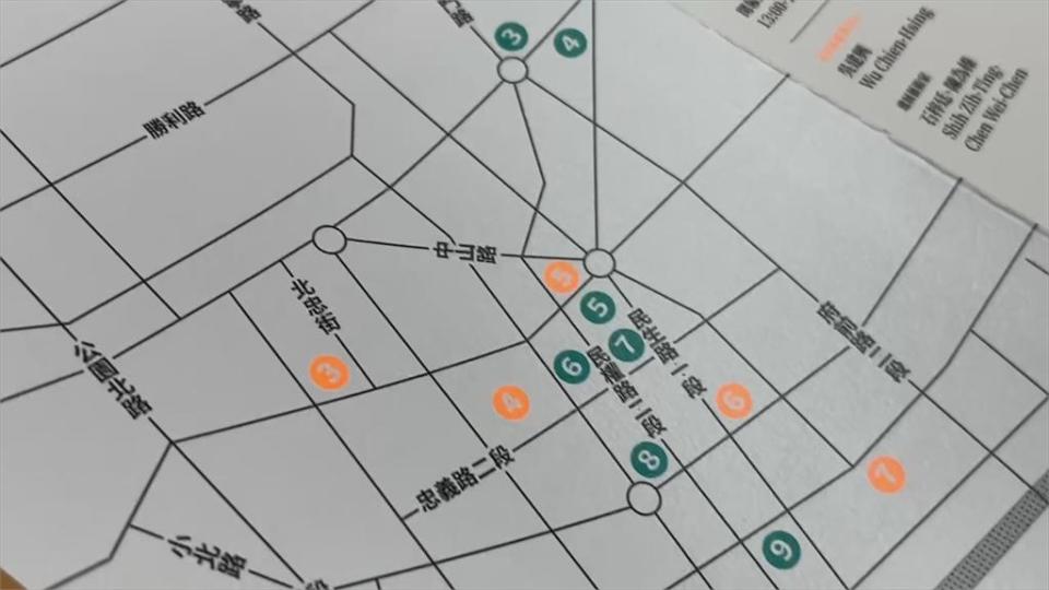 google　paper？　婦人騎車擺「紙本地圖」超酷