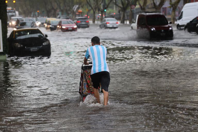 El temporal provocó que algunas calles queden anegadas en la Ciudad. Libertador y Carlos Pellegrini