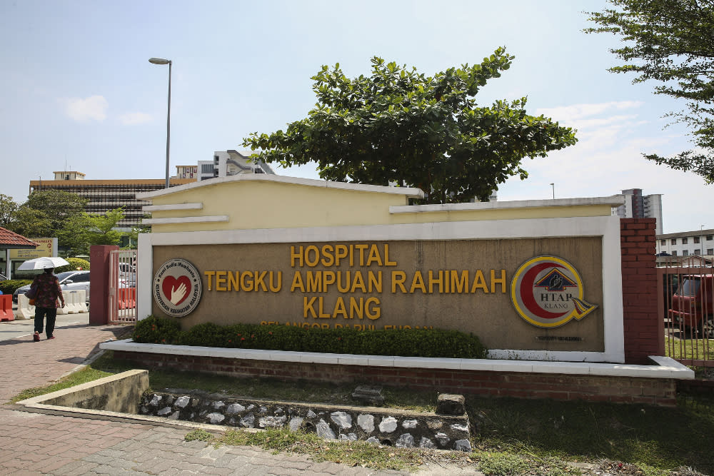 According to a report, a new outbreak of the Covid-19 virus has broken out at the Tengku Ampuan Rahimah Hospital in Klang. — Picture by Yusof Mat Isa