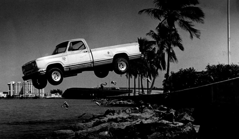 Un actor de riesgo manejó esta camioneta en MacArthur Causeway mientras filmaba un episodio de ‘Miami Vice’ en la década de 1980.