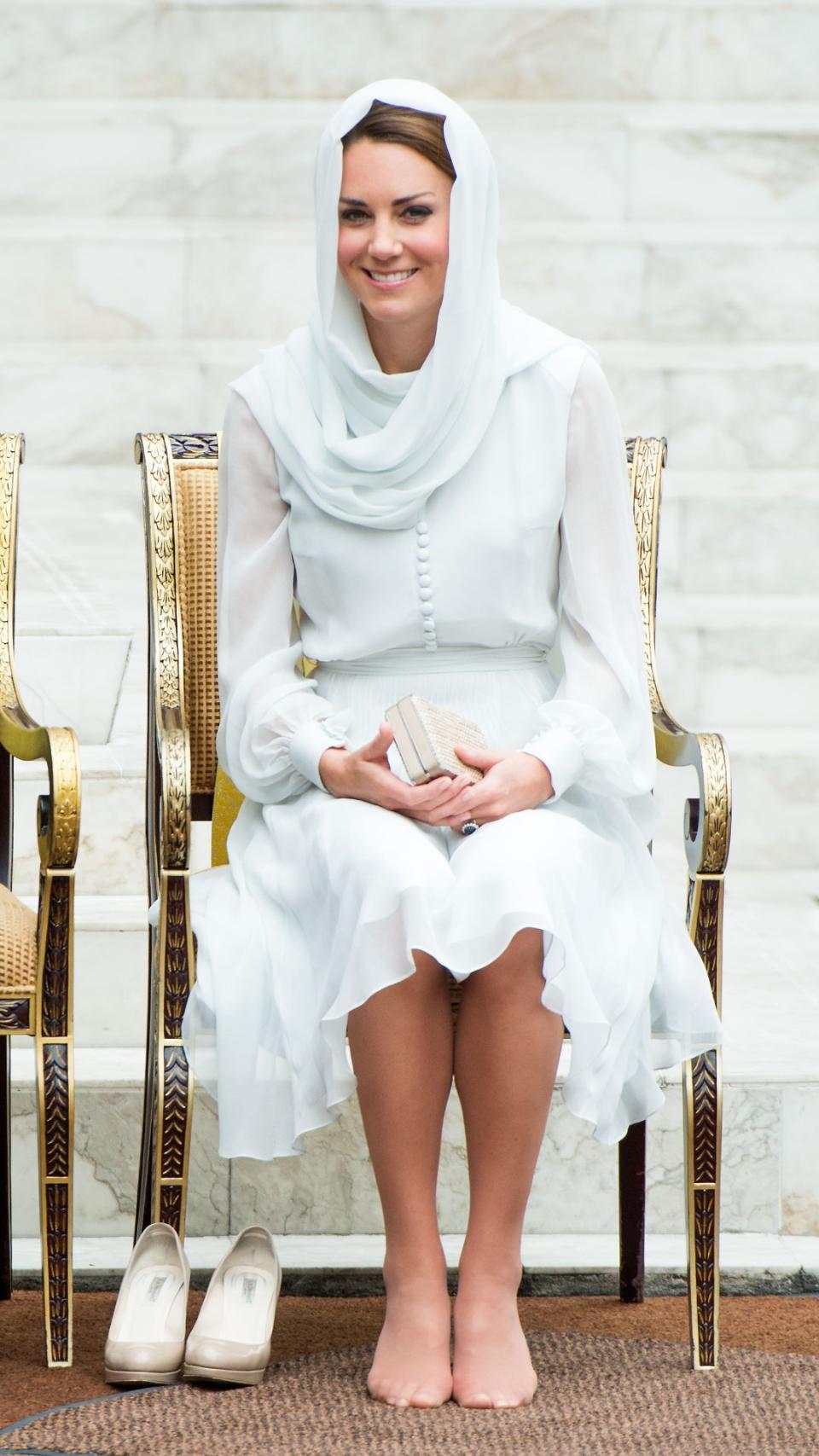 Kate Middleton barefoot and with a headwrap in Kuala Lumpur