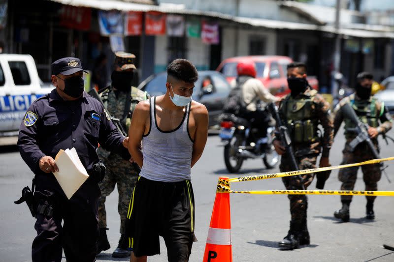 En represión a pandillas en El Salvador, las cuotas impulsan la detención de inocentes