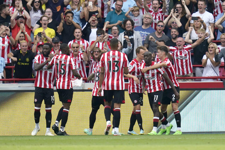 Los jugadores de Brentford celebran un gol contra Leeds en un partido de la Premier League a principios de esta temporada.  (PENSILVANIA)