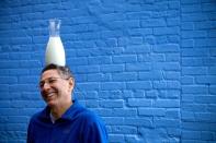 <p>Furman fue capaz de recorrer 130 kilómetros sosteniendo una botella de leche en equilibrio sobre su cabeza.<br>Foto: Alchetron </p>