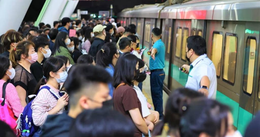 這幾天高雄有多位知名藝人開唱，散場搭乘高雄捷運時，民眾要注意自身安全。（高捷公司提供／崔正綱高雄傳真）