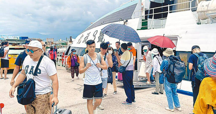 因應卡努颱風，台東客輪業者昨開航5艘綠島往台東、1艘蘭嶼往台東船班，疏運1692人返台。（圖／蕭嘉蕙攝）