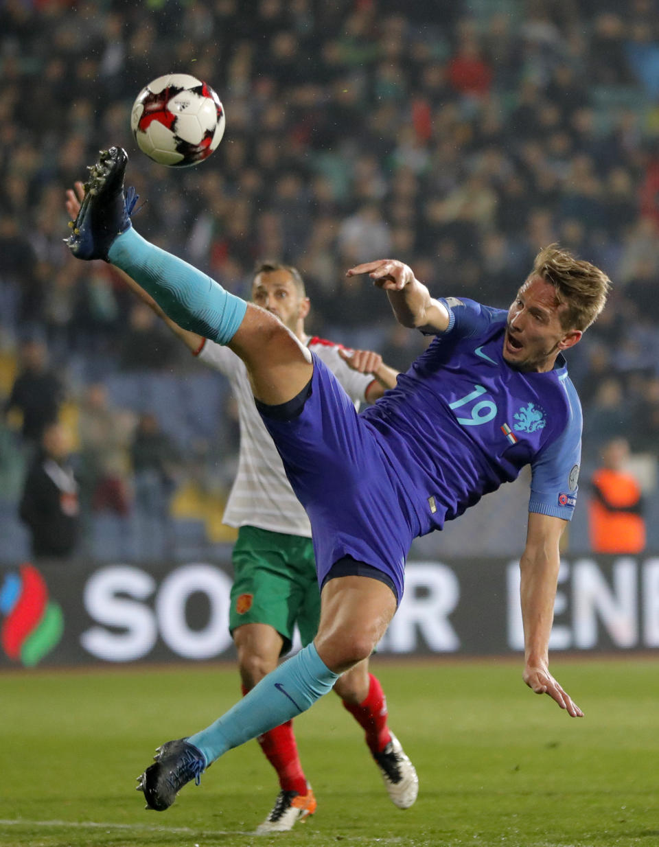 Netherlands' Luuk de Jong, right, challenges Bulgaria's Aleksandar Aleksandrov, during their World Cup Group A qualifying soccer match at the Vassil Levski stadium in Sofia, Bulgaria, Saturday, March 25, 2017. (AP Photo/Vadim Ghirda)