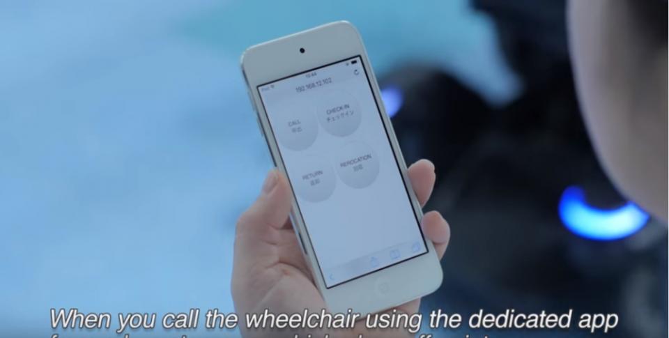 透過手機App召喚輪椅機器人，前來機場門口接送行動不便的遊客