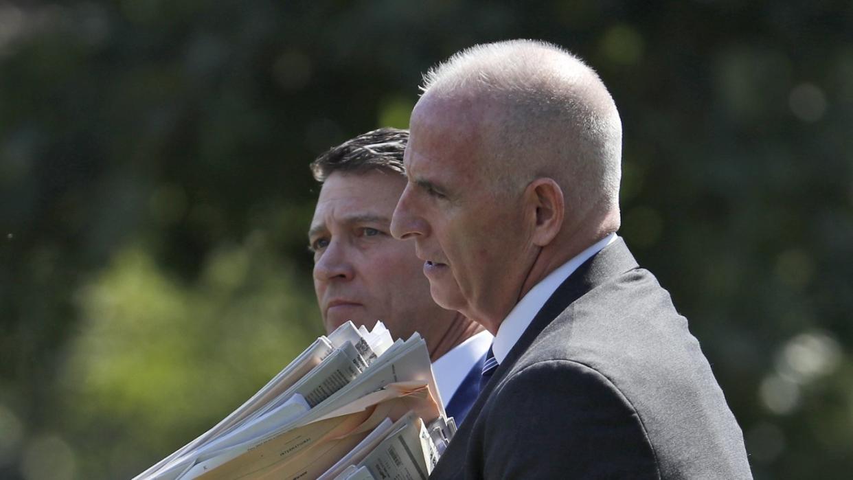 Der langjährige Trump-Leibwächter Keith Schiller (r.) und Ronny Jackson, Bornsteins Nachfolger als Leibarzt des US-Präsidenten. Foto: Alex Brandon/AP