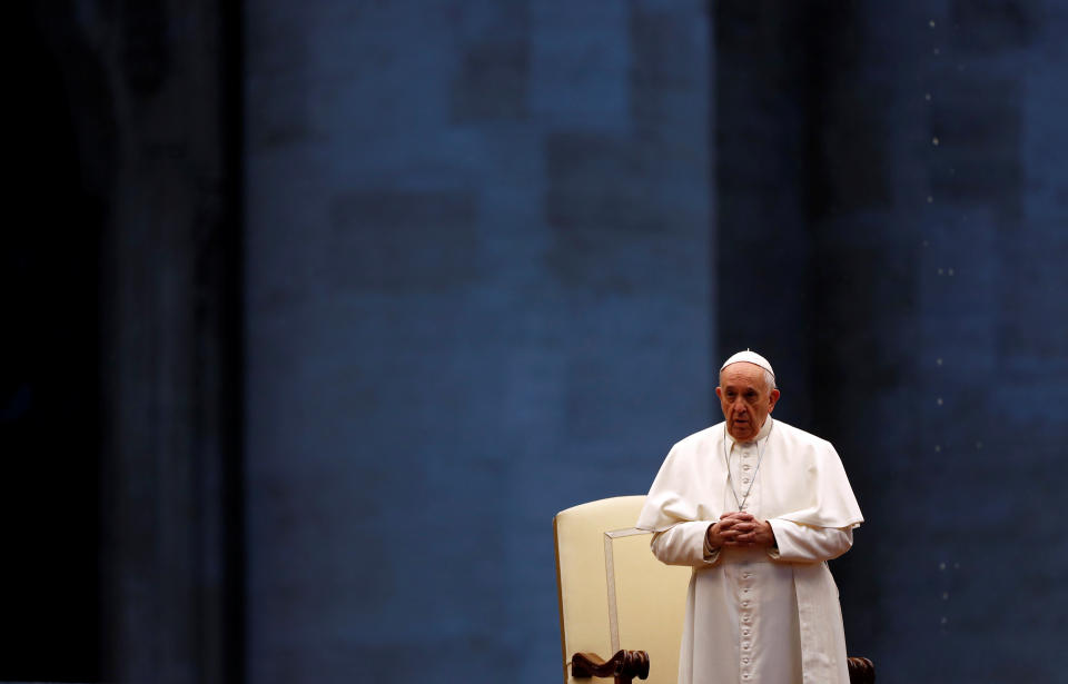 Urbi et Orbi è la benedizione del Papa a tutta la Chiesa e ai fedeli tradizionalmente pronunciata nel giorno di Natale e in quello di Pasqua dalla loggia centrale della Basilica di San Pietro. La locuzione latina significa "Alla città e al mondo". Il 27 marzo 2020 Papa Francesco ha impartito la benedizione sul sagrato della Basilica di San Pietro, con la piazza completamente vuota per rispettare le misure anti-Covid. REUTERS/Yara Nardi/Pool