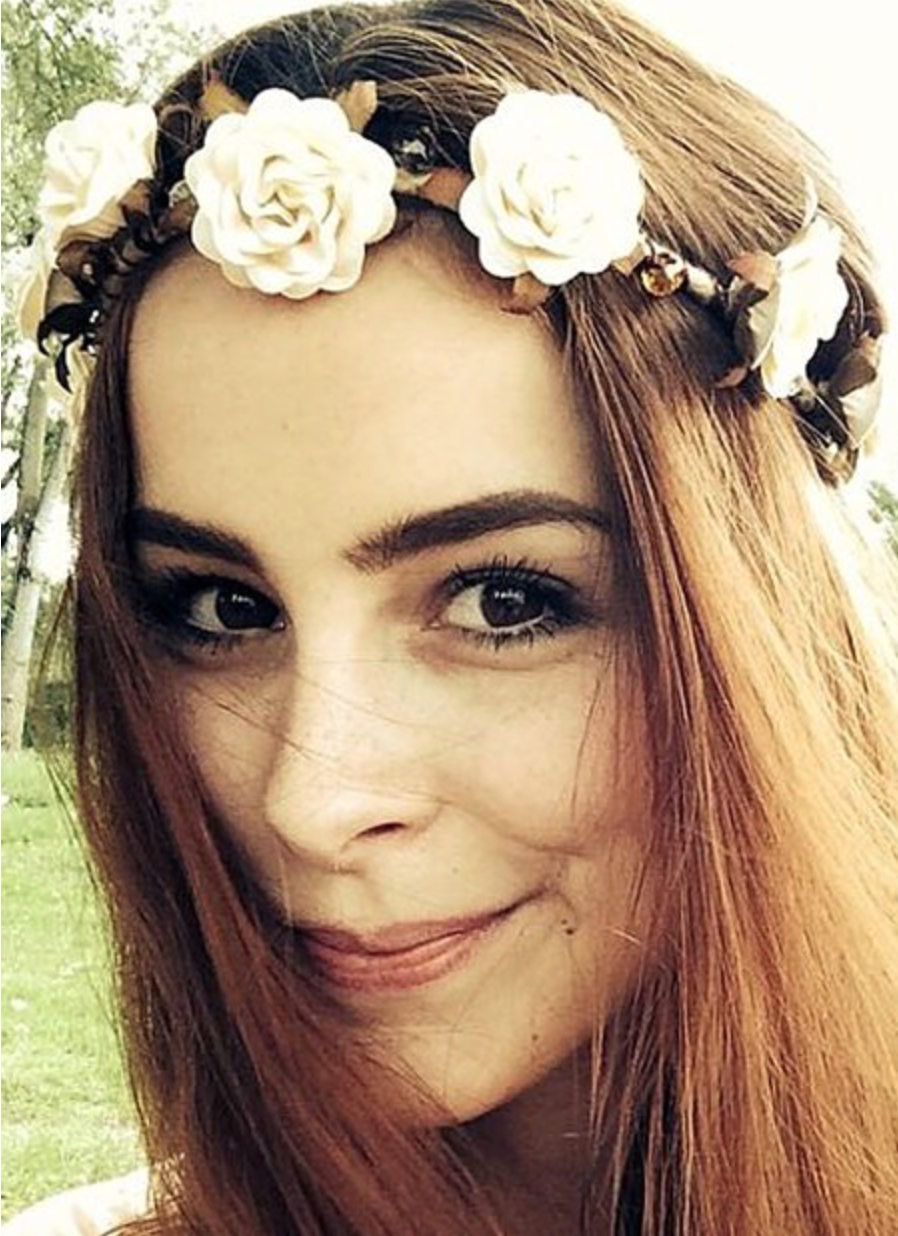 Sehen wir Lena Meyer-Landrut so auf der Wiesn? Den richtigen Look hat die Sängerin jedenfalls schon. Ihr romantisches Blumenband ist der perfekte Haarschmuck zum Dirndl. (Bild: Instagram/lenas_view)