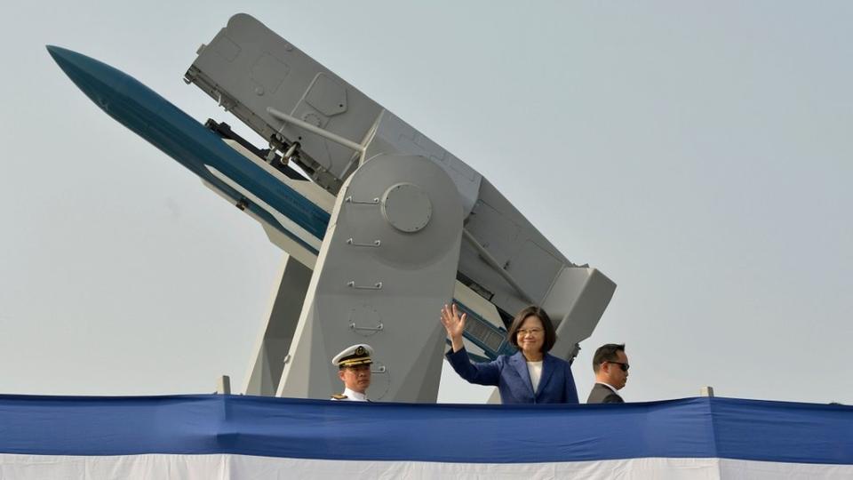 台灣總統蔡英文在台灣護衛艦甲板上（資料照片）