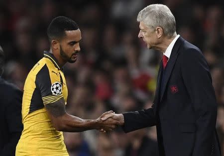 Britain Soccer Football - Arsenal v FC Basel - UEFA Champions League Group Stage - Group A - Emirates Stadium, London, England - 28/9/16 Arsenal's Theo Walcott shakes hands with manager Arsene Wenger as he is substituted Reuters / Dylan Martinez Livepic