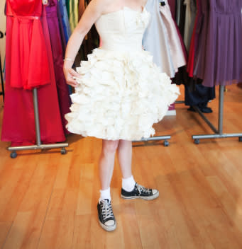 Eligiendo vestido de novia - iStockphoto
