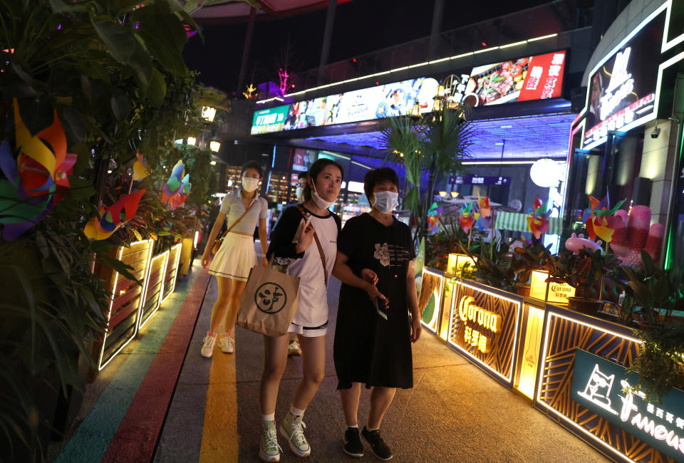 FTSE Customers walk at a shopping area in Beijing, China July 25, 2022. REUTERS/Tingshu Wang