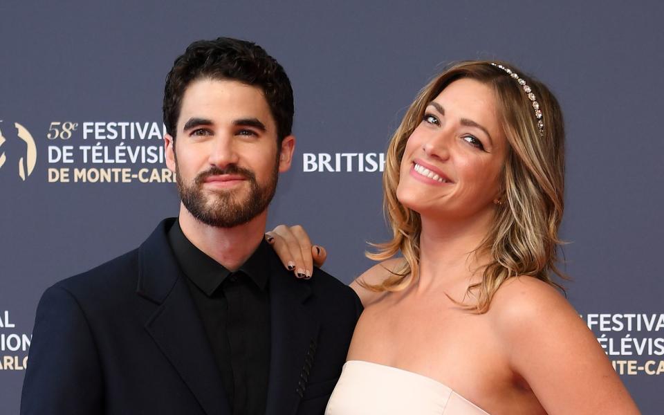 Darren Criss und Mia Swier