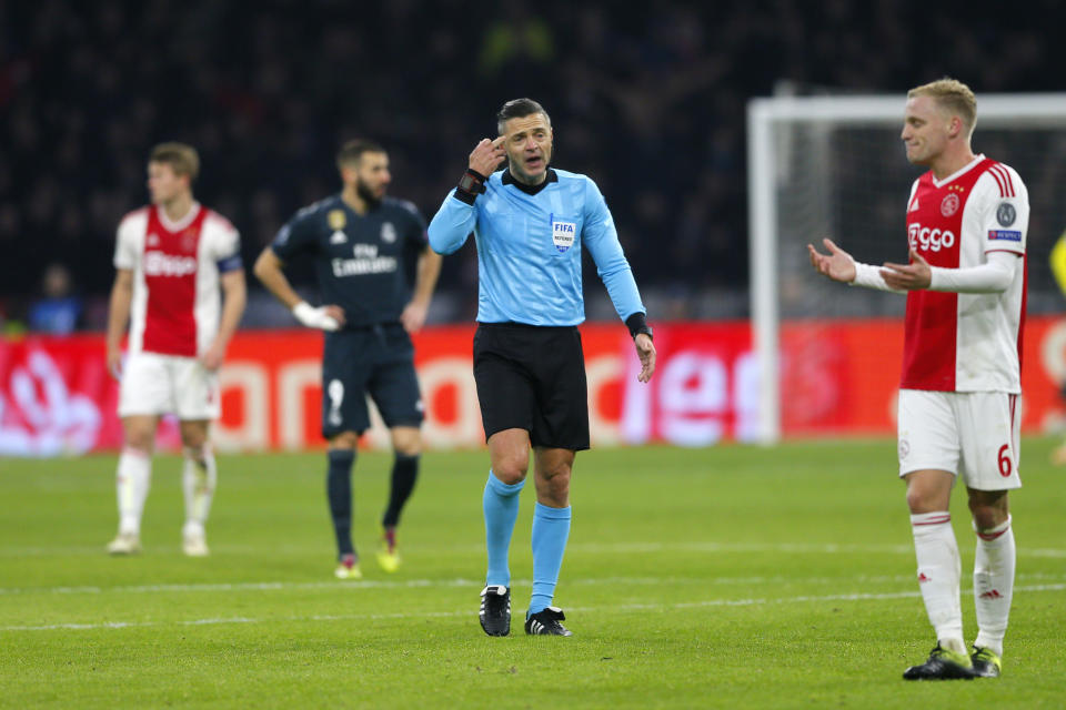 Ajax's Donny van de Beek, right, argues with referee Damir Skomina from Slovenia during the first leg, round of sixteen, Champions League soccer match between Ajax and Real Madrid at the Johan Cruyff ArenA in Amsterdam, Netherlands, Wednesday Feb. 13, 2019. (AP Photo/Peter Dejong)