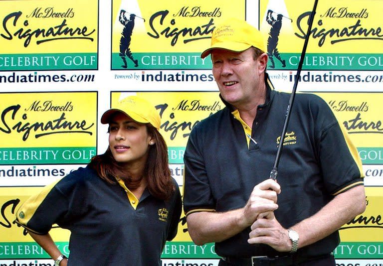 Former England cricket captain and TV commentator Tony Greig (R) poses with former Miss India Nafisa Joseph at a golf course in Bangalore, southern India, on September 12, 2003. Former England captains Ian Botham and Nasser Hussain have led the tributes to their late predecessor Greig, who died on Saturday at the age of 66