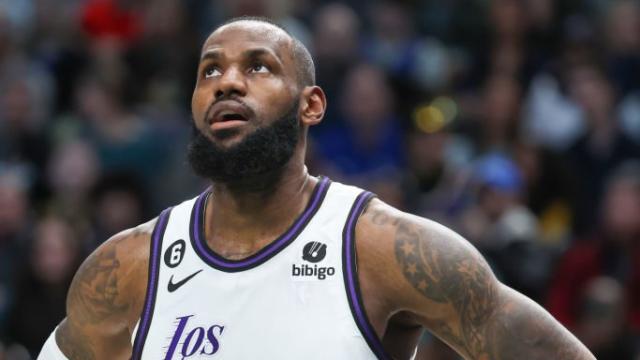 LeBron James slams controversial call after Lakers loss: 'It's obvious it's  a three' - Yahoo Sports