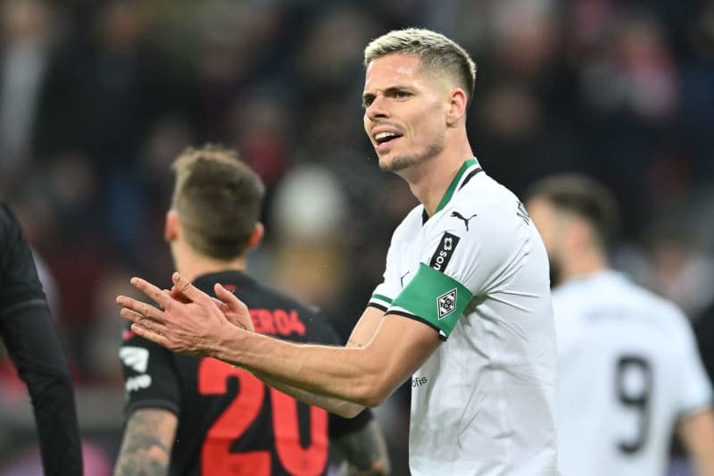 Moenchengladbach's Julian Weigl gestures during the German Bundesliga soccer match between Bayer Leverkusen and Borussia Moenchengladbach at BayArena. Marius Becker/dpa