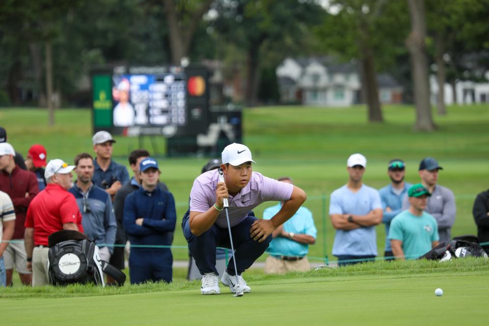 El golfista de la PGA Tom Kim alinea su putt durante la primera ronda del Rocket Mortgage Classic en el Detroit Golf Club en Detroit el jueves 27 de junio de 2024.