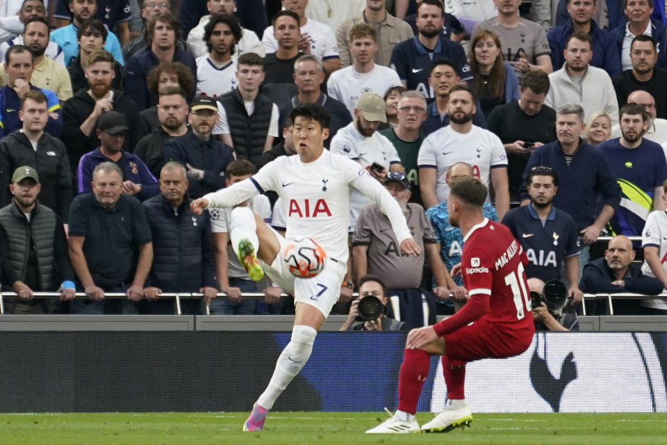 Son Heung-min del Tottenham controla el balón frente a Alexis Mac Allister del Liverpool en el encuentro de la Liga Premier el sábado 30 de septiembre del 2023. (AP Foto/Alberto Pezzali)
