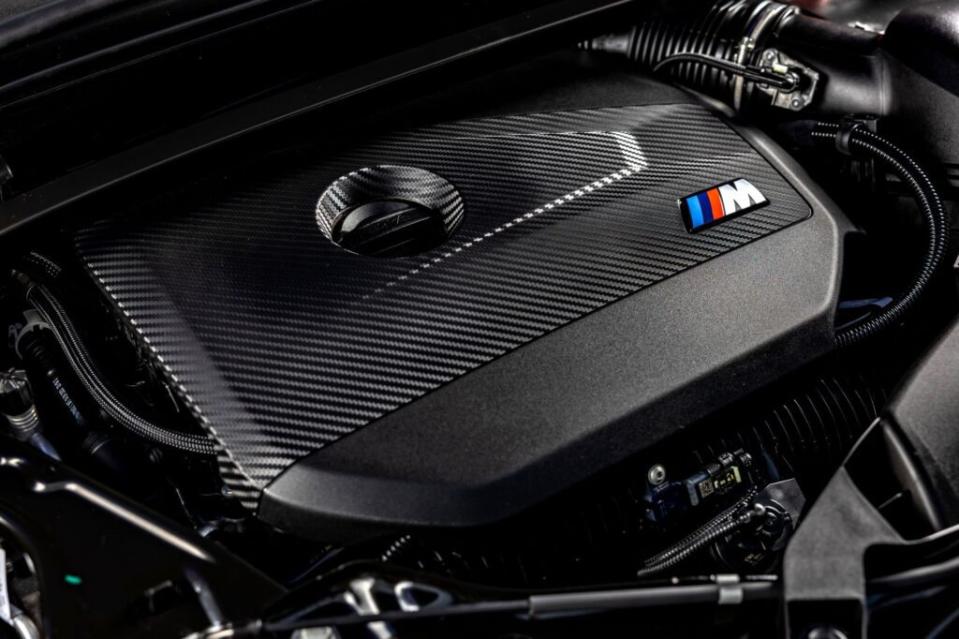 BMW X2 M35i xDrive車型則搭載M TwinPower Turbo渦輪增壓直列四缸汽油引擎，擁有最高300匹馬力與400牛頓米的最大動力輸出，搭配xDrive智慧型可變四輪傳動系統，0到100 km/h加速5.4秒即可完成。(圖片提供：汎德)