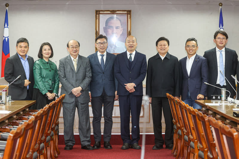 立法院長韓國瑜（右四）5日主持朝野協商，會前與國民黨團總召傅崐萁（右三）、民進黨團總召柯建銘（左三）、民眾黨團總召黃國昌（右）等人合影。（中央社資料照）