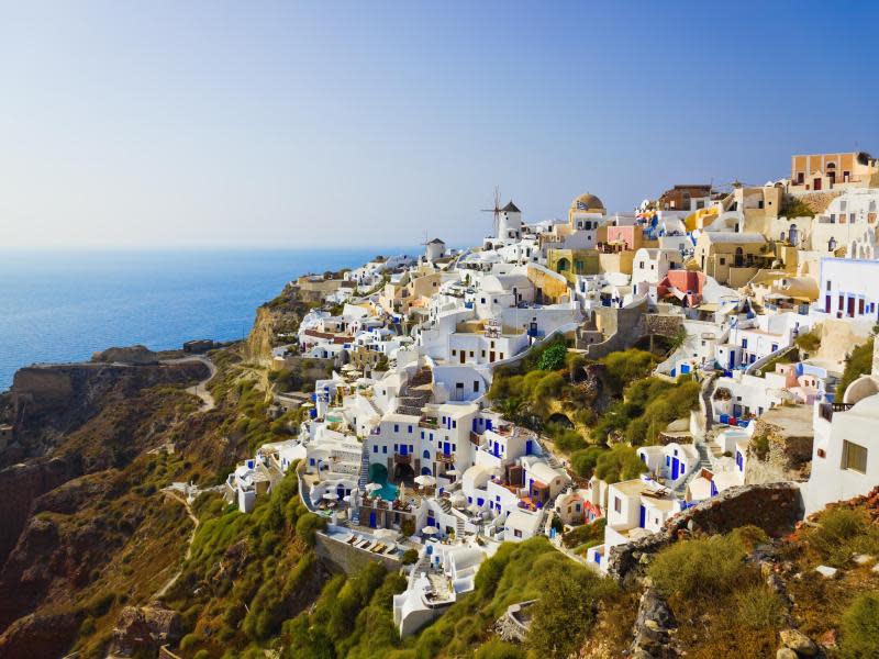 Die griechischen Inseln wie etwa Santorin locken wieder viele deutsche Urlauber an - der Schuldenstreit der Regierung ändert daran nichts. Foto: Shutterstock/discovergreece.com