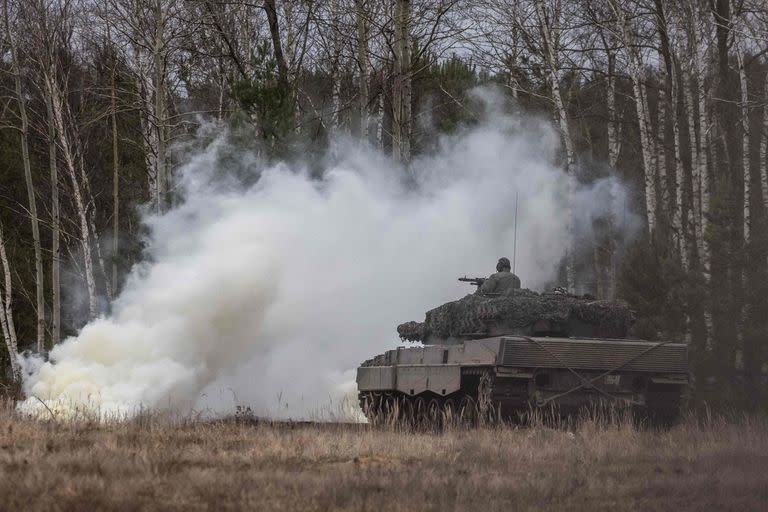 Soldados polacos y ucranianos entrenan en un tanque Leopard 2 en la base militar de Swietoszow el 13 de febrero de 2023