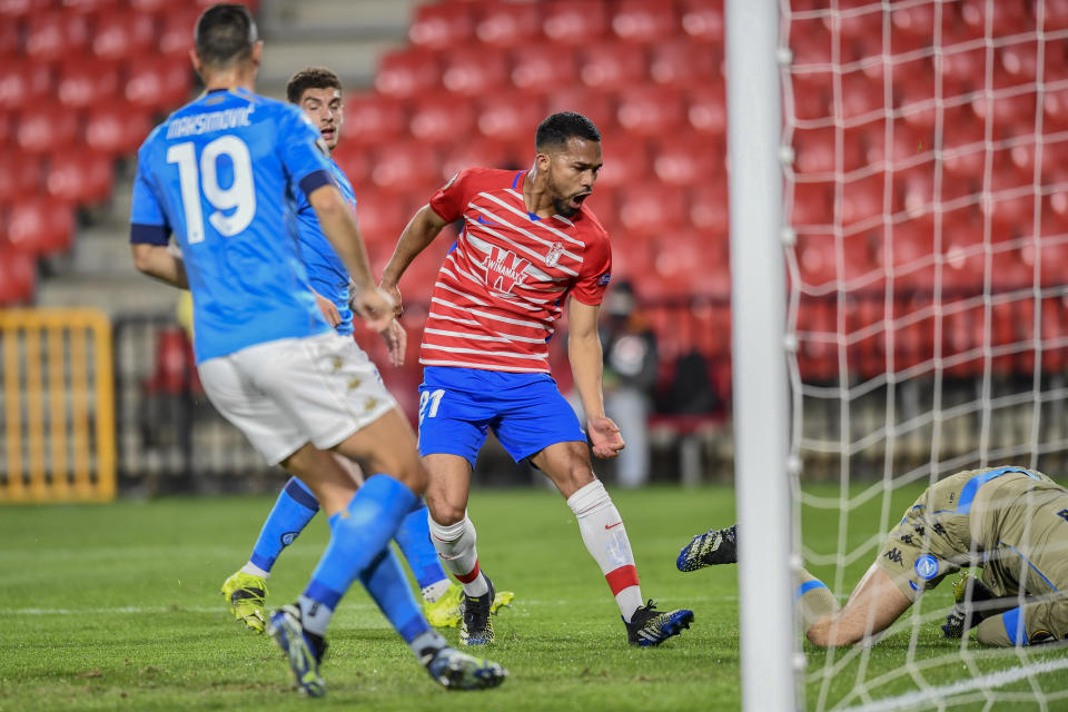 Yangel Herrera al anotar el segundo gol del Granada en la victoria 2-0 ante Napoli en los dieciseisavos de final de la Liga Europa, el jueves 18 de febrero de 2021. (AP Foto/José Bretón)