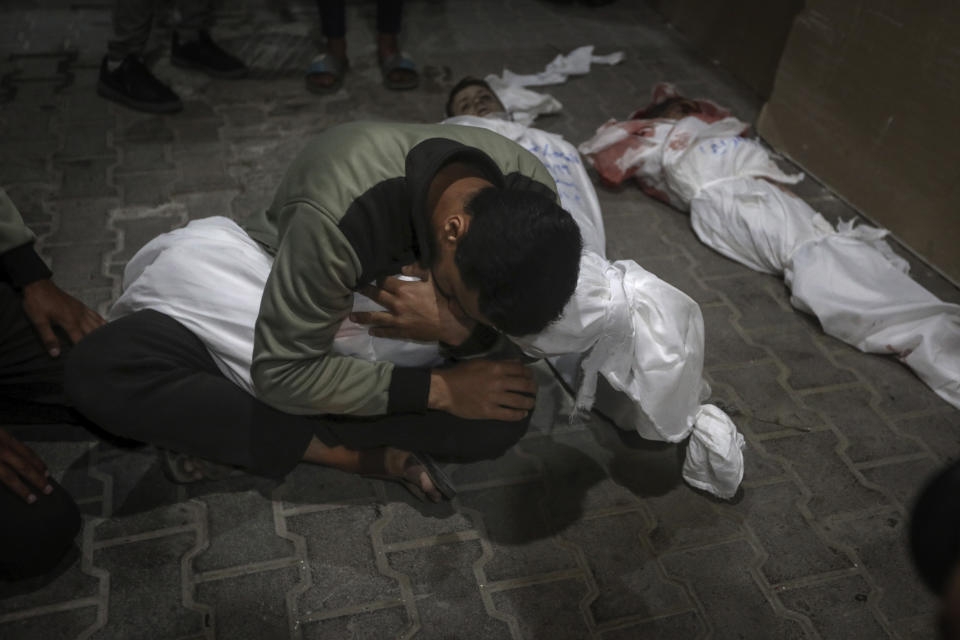 Un joven palestino llora a un familiar fallecido en el bombardeo israelí sobre la Franja de Gaza en la morgue del Hospital Kuwaití en el campo de refugiados de Rafah, en el sur de la Franja de Gaza, el sábado 20 de abril de 2024. (AP Foto/Ismael Abu Dayyah)