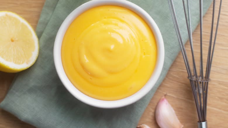Emulsified sauce with lemon and whisk