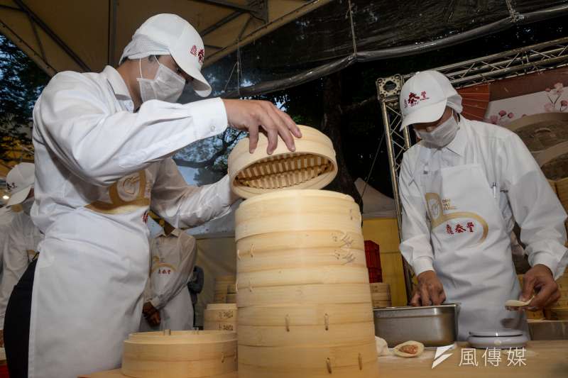 20181010-國慶酒會，鼎泰豐的廚師製作小籠湯包。（甘岱民攝）