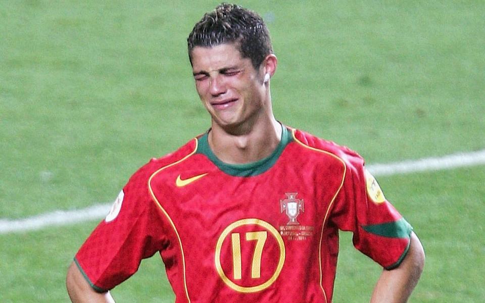 Seit jeher schämt sich Cristiano Ronaldo nicht, seine Tränen zu zeigen - nach dem verlorenen EM-Finale 2004 (Bild) hatte der portugiesische Weltstar auch allen Grund dazu. Ricardo Santos, der mit Ronaldo auf Madeira aufwuchs und Fußball spielte, verriet einst, dass er schon früh bei Niederlagen seine Emotionen zeigte, seine Teamkameraden hätten ihn damals "Cry Baby" ("Heulsuse") genannt. (Bild: 2004 Getty Images/Laurence Griffiths)