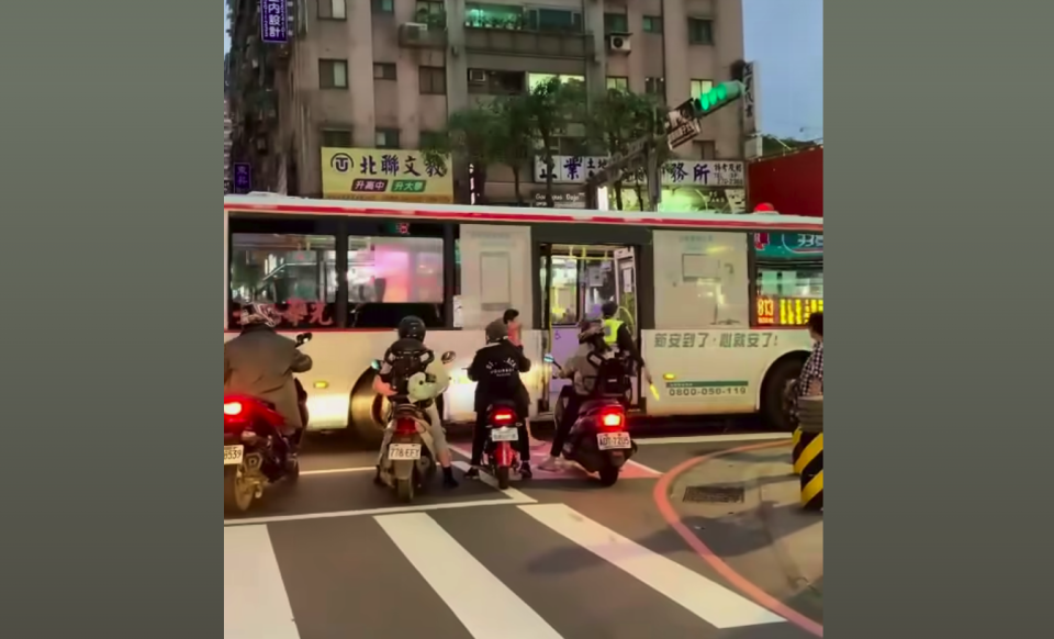 警員與民眾合力推公車排除路障。（圖片來源：翻攝自臉書社團「爆料公社」）
