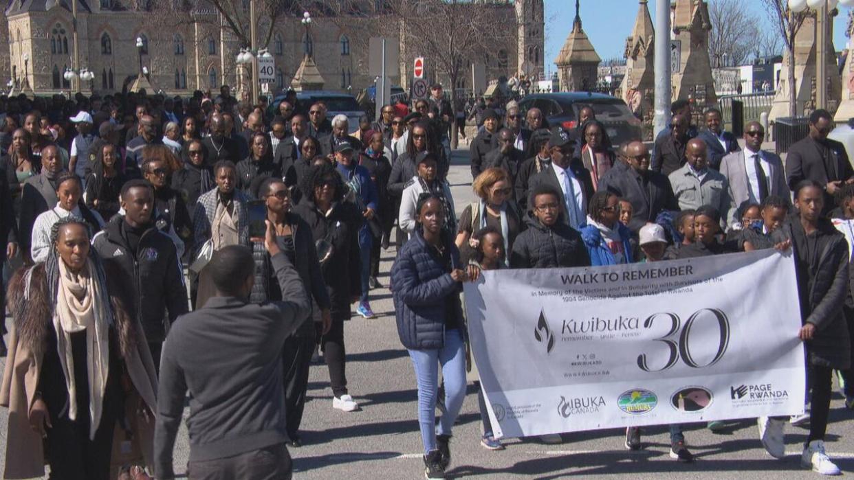 Over 100 days in 1994, more than 800,000 Rwandans — most of them Tutsis and moderate Hutus — were slaughtered by the Rwandan military and Hutu militia. On Sunday, the local Rwandan community held a march to mark the genocide and to encourage people never to forget. (Radio-Canada - image credit)