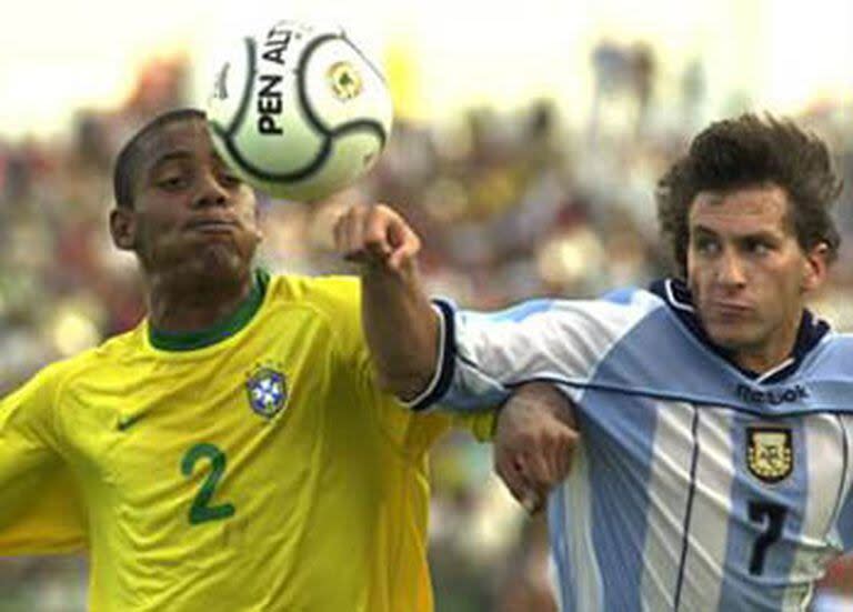 Christian Giménez, el padre de Santiago, lucha con Maicon vestido con la camiseta del seleccionado argentino en un capítulo del clásico contra Brasil.