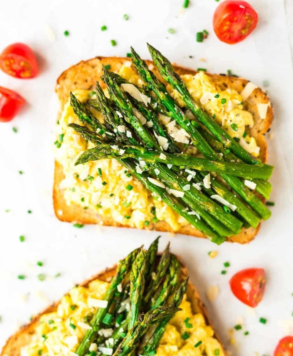 egg toast with roasted asparagus